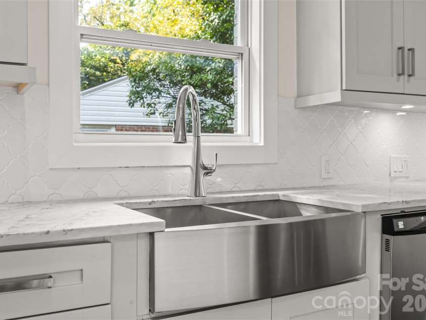 442 Lorna Street, Charlotte, NC 28205.  MLS# CAR4424382, YatesRealty ID 51105. 