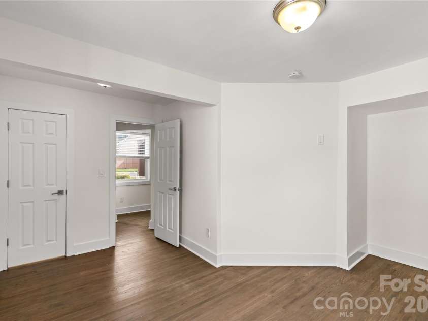 442 Lorna Street, Charlotte, NC 28205.  MLS# CAR4424382, YatesRealty ID 51105. 
