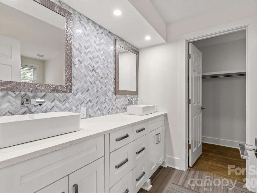 442 Lorna Street, Charlotte, NC 28205.  MLS# CAR4424382, YatesRealty ID 51105. 