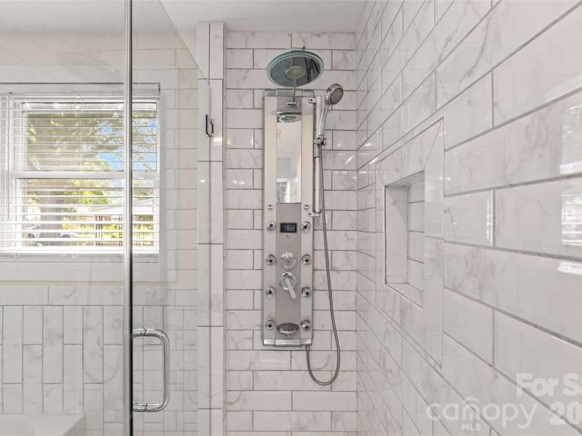 442 Lorna Street, Charlotte, NC 28205.  MLS# CAR4424382, YatesRealty ID 51105. 