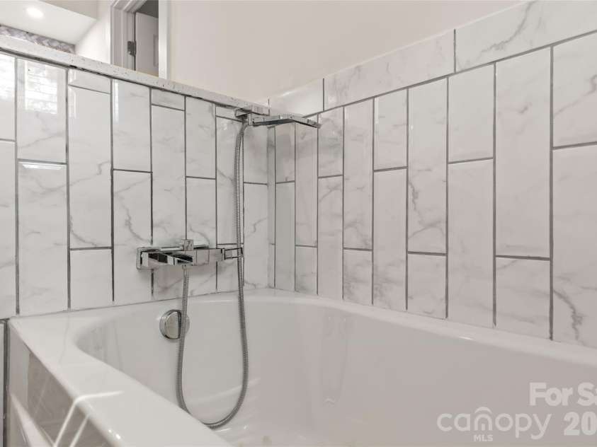 442 Lorna Street, Charlotte, NC 28205.  MLS# CAR4424382, YatesRealty ID 51105. 