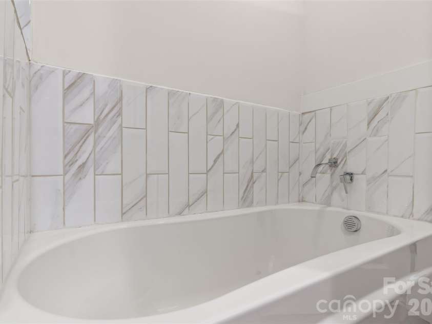 442 Lorna Street, Charlotte, NC 28205.  MLS# CAR4424382, YatesRealty ID 51105. 