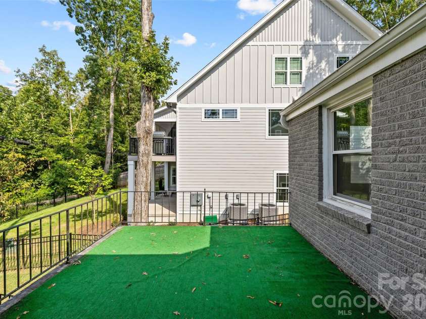 442 Lorna Street, Charlotte, NC 28205.  MLS# CAR4424382, YatesRealty ID 51105. 