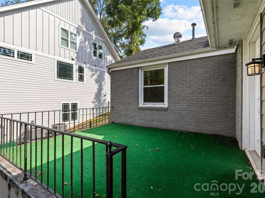 442 Lorna Street, Charlotte, NC 28205.  MLS# CAR4424382, YatesRealty ID 51105. 