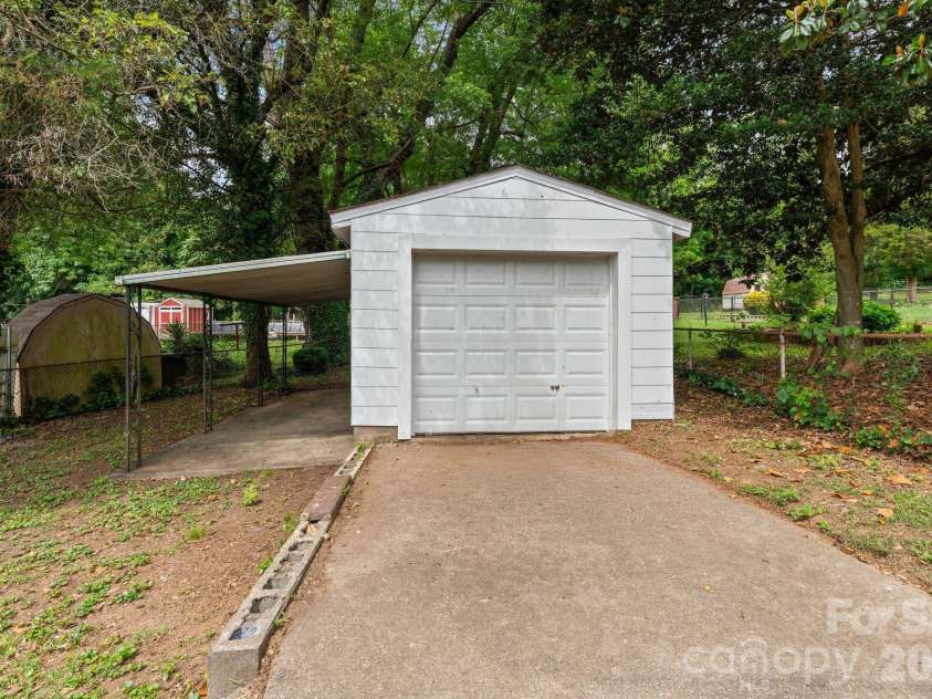 828 Ferrell Avenue, Winston Salem, NC 27101.  MLS# CAR4425367, YatesRealty ID 51109. 