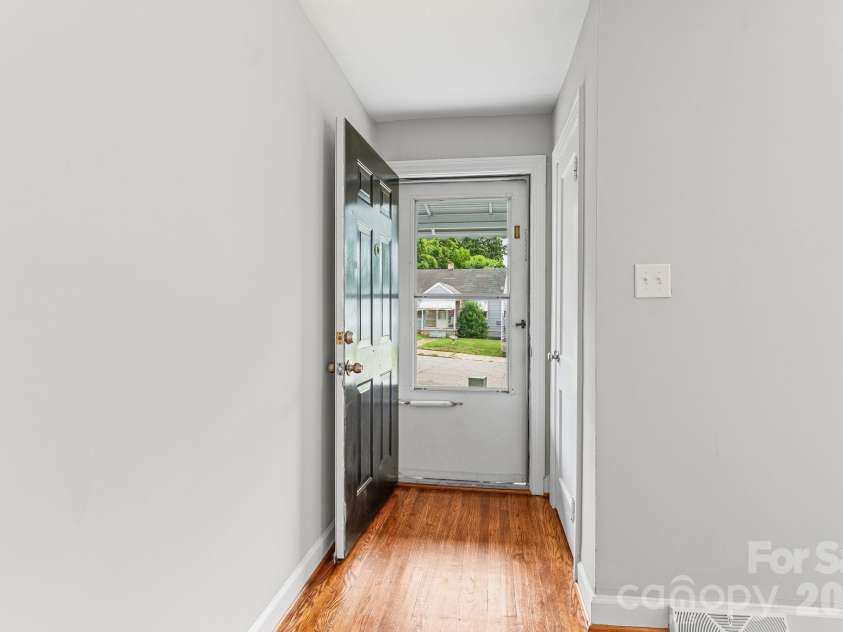828 Ferrell Avenue, Winston Salem, NC 27101.  MLS# CAR4425367, YatesRealty ID 51109. 