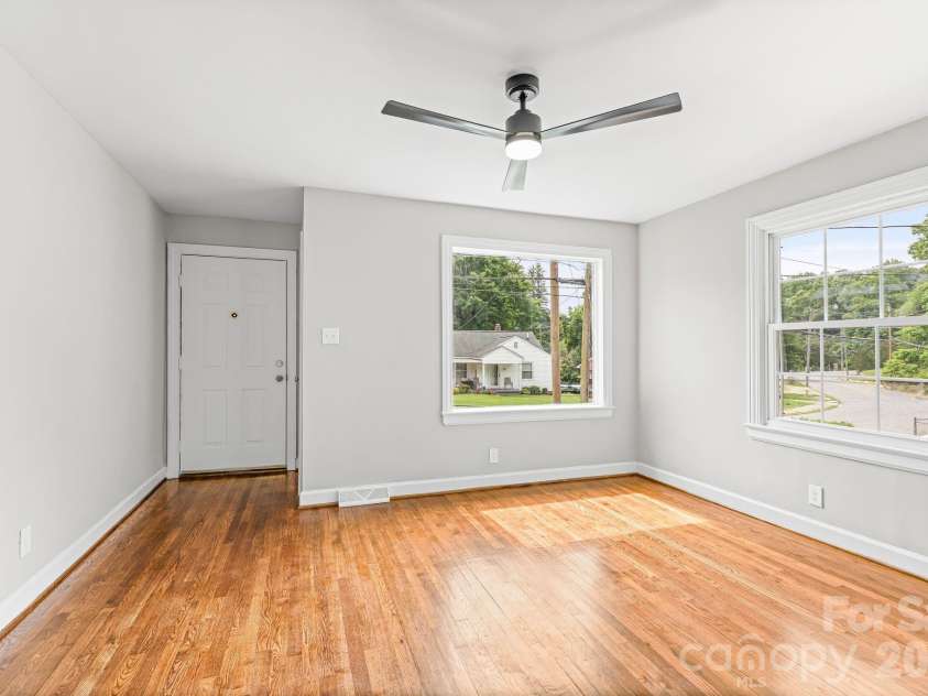 828 Ferrell Avenue, Winston Salem, NC 27101.  MLS# CAR4425367, YatesRealty ID 51109. 
