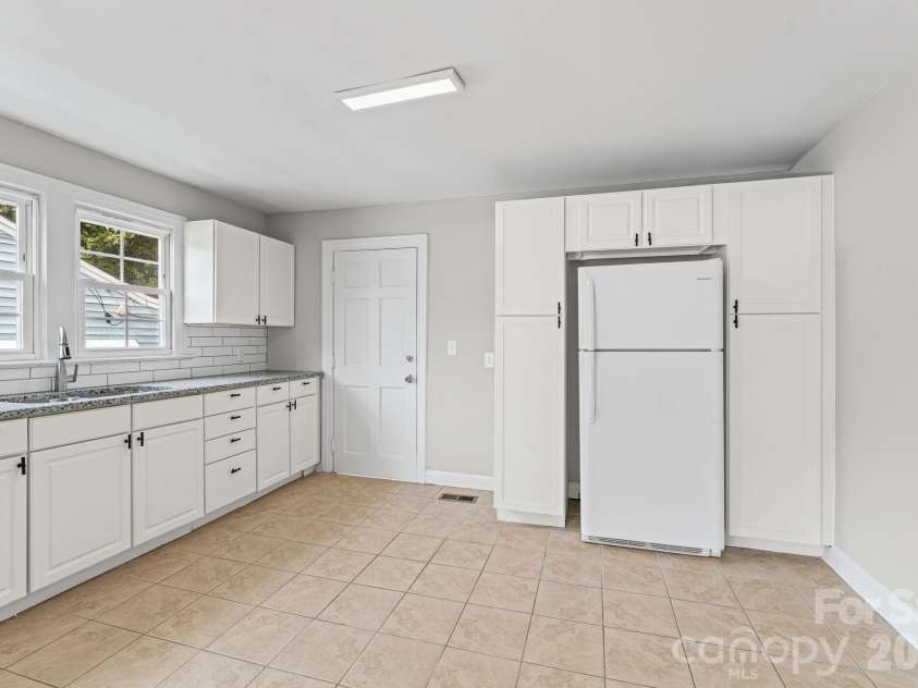 828 Ferrell Avenue, Winston Salem, NC 27101.  MLS# CAR4425367, YatesRealty ID 51109. 
