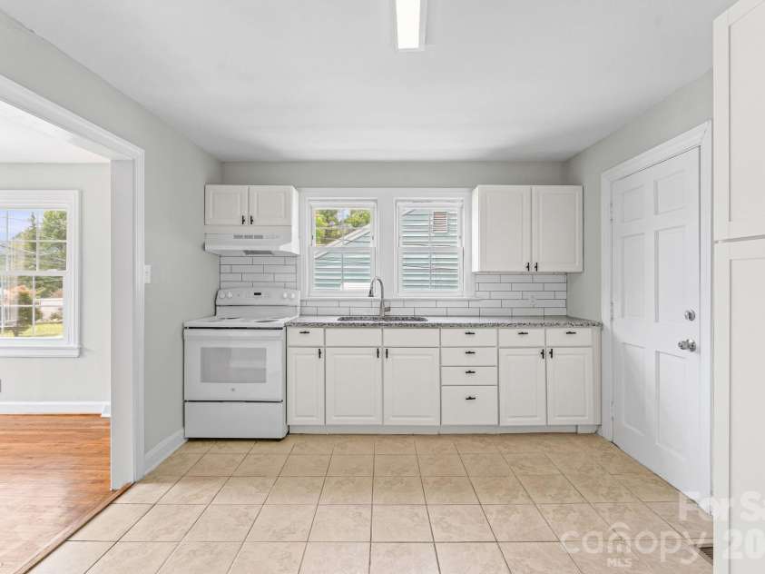 828 Ferrell Avenue, Winston Salem, NC 27101.  MLS# CAR4425367, YatesRealty ID 51109. 