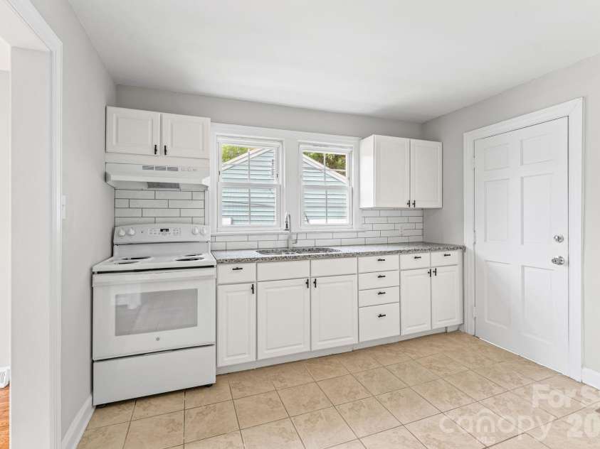 828 Ferrell Avenue, Winston Salem, NC 27101.  MLS# CAR4425367, YatesRealty ID 51109. 