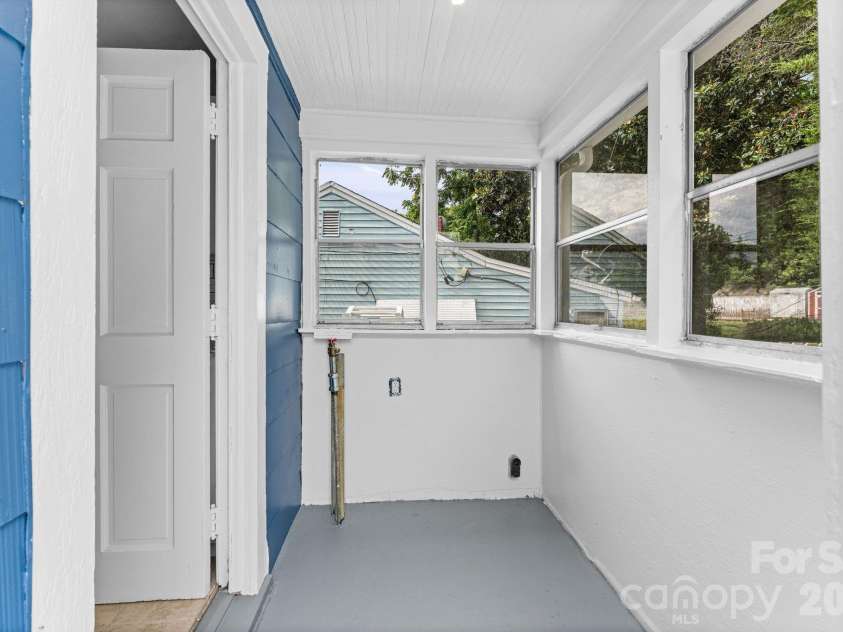 828 Ferrell Avenue, Winston Salem, NC 27101.  MLS# CAR4425367, YatesRealty ID 51109. 