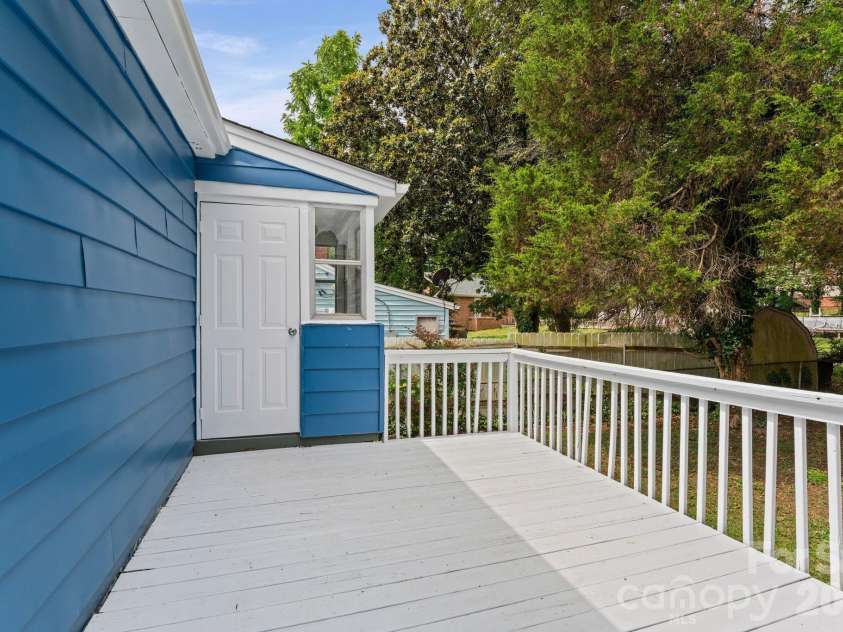 828 Ferrell Avenue, Winston Salem, NC 27101.  MLS# CAR4425367, YatesRealty ID 51109. 