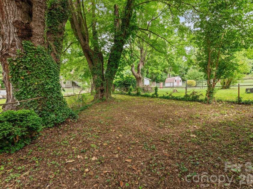 828 Ferrell Avenue, Winston Salem, NC 27101.  MLS# CAR4425367, YatesRealty ID 51109. 