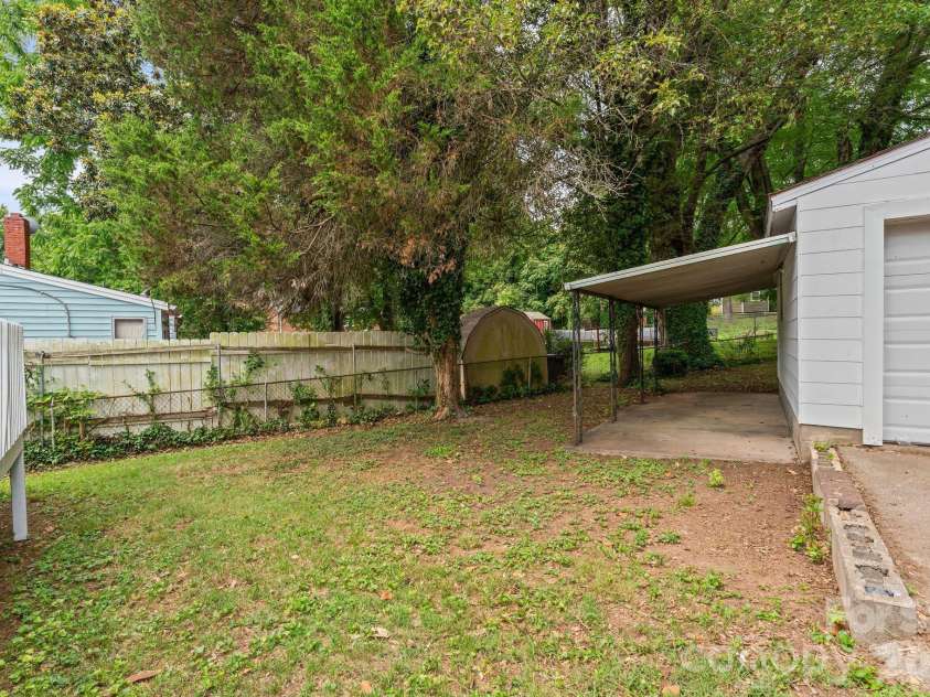 828 Ferrell Avenue, Winston Salem, NC 27101.  MLS# CAR4425367, YatesRealty ID 51109. 