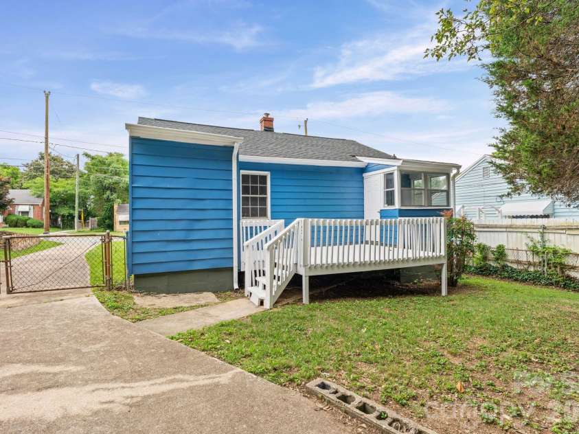 828 Ferrell Avenue, Winston Salem, NC 27101.  MLS# CAR4425367, YatesRealty ID 51109. 