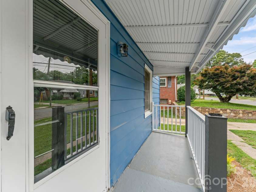828 Ferrell Avenue, Winston Salem, NC 27101.  MLS# CAR4425367, YatesRealty ID 51109. 