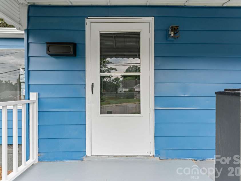 828 Ferrell Avenue, Winston Salem, NC 27101.  MLS# CAR4425367, YatesRealty ID 51109. 