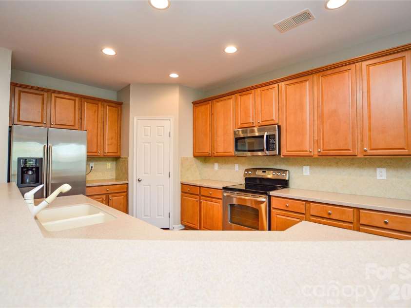 6720 Eastfield Park Drive, Charlotte, NC 28269.  MLS# CAR4375584, YatesRealty ID 51126. 