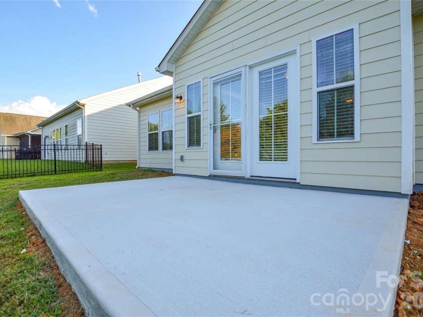 6720 Eastfield Park Drive, Charlotte, NC 28269.  MLS# CAR4375584, YatesRealty ID 51126. 