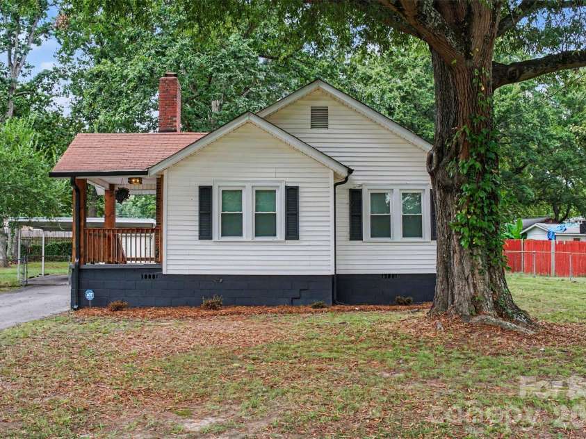 1521 Blackwood Street, Gastonia, NC 28052.  MLS# CAR4420780, YatesRealty ID 51127. 