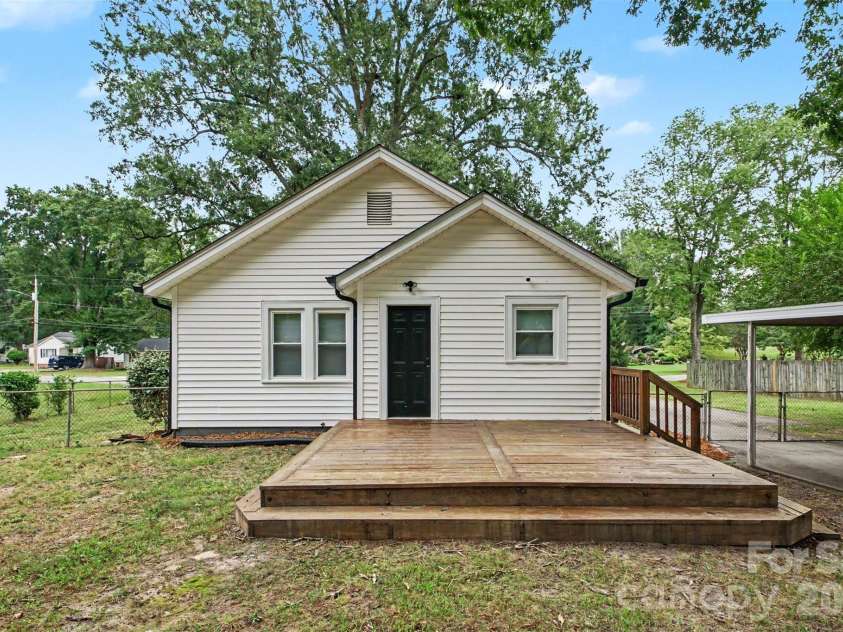 1521 Blackwood Street, Gastonia, NC 28052.  MLS# CAR4420780, YatesRealty ID 51127. 