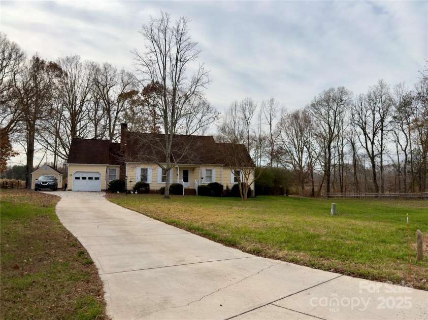 205 Willow Drive, Salisbury, NC 28146.  MLS# CAR4326718, YatesRealty ID 51127. Welcome home. This lovely 3/2 sits on a beautiful .74 acre lot