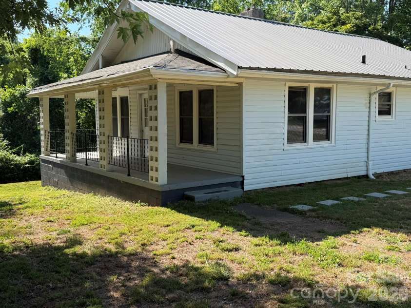 41 Oak Hill Drive, Asheville, NC 28806.  MLS# CAR4384194, YatesRealty ID 51135. 