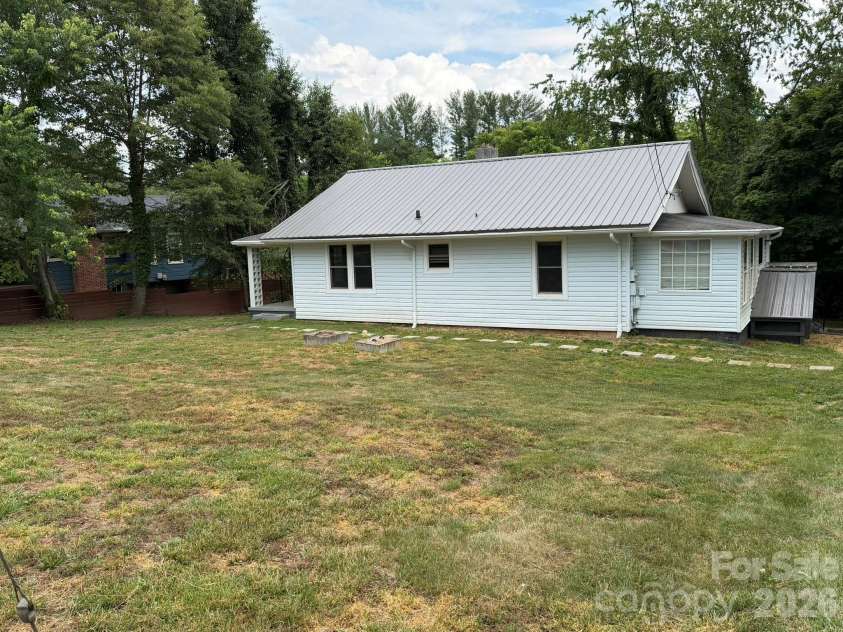 41 Oak Hill Drive, Asheville, NC 28806.  MLS# CAR4384194, YatesRealty ID 51135. Front Yard
