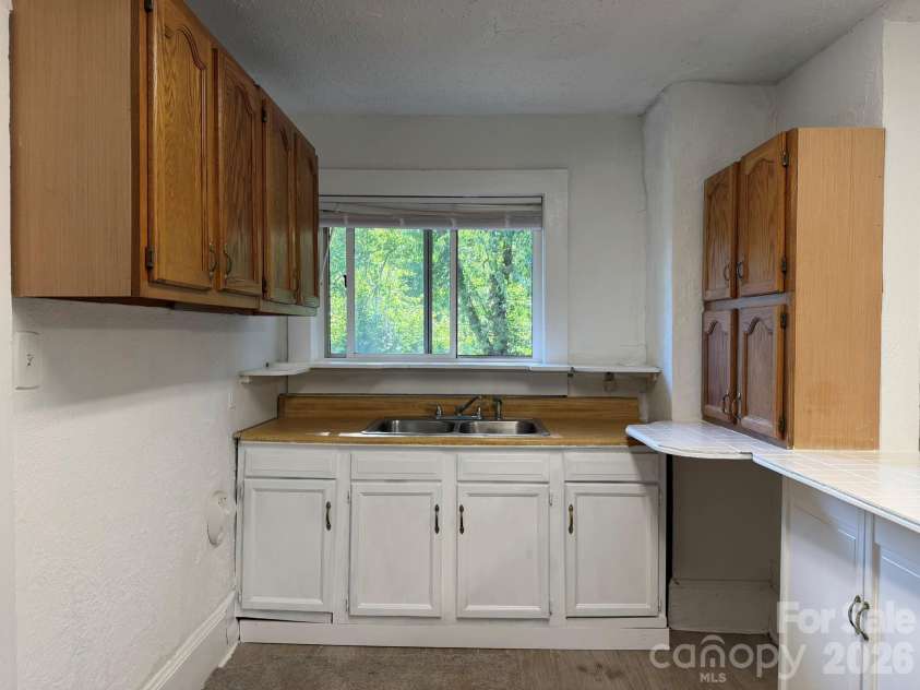 41 Oak Hill Drive, Asheville, NC 28806.  MLS# CAR4384194, YatesRealty ID 51135. Kitchen