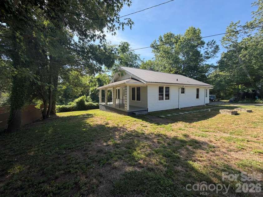 41 Oak Hill Drive, Asheville, NC 28806.  MLS# CAR4384194, YatesRealty ID 51135. Large yard
