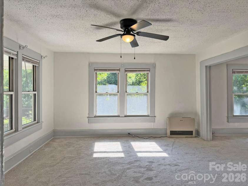 41 Oak Hill Drive, Asheville, NC 28806.  MLS# CAR4384194, YatesRealty ID 51135. Living Room