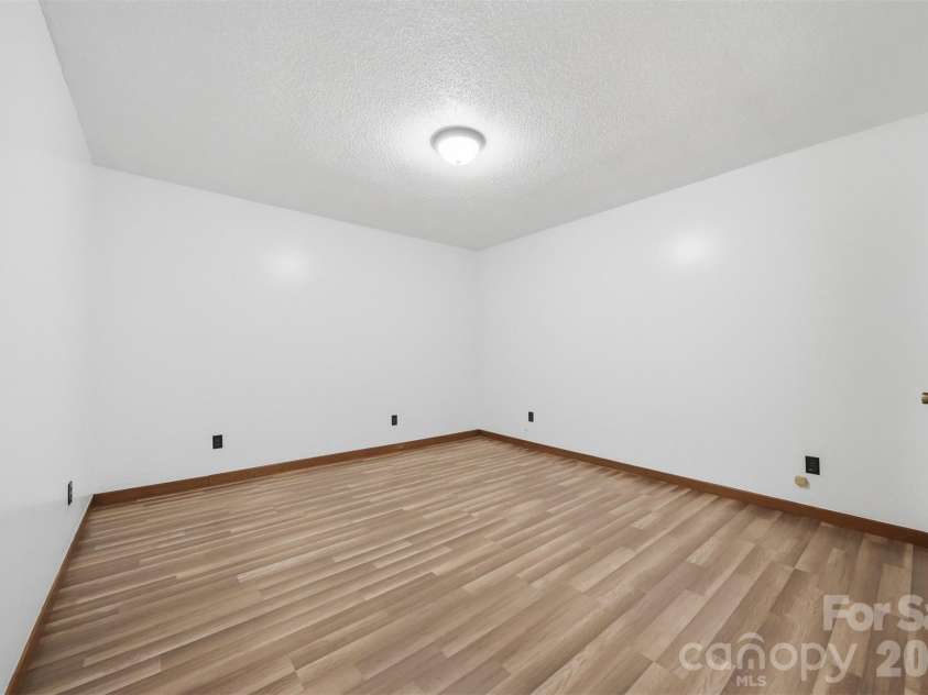 80 Lindsey Lane, Burnsville, NC 28714.  MLS# CAR4425383, YatesRealty ID 51139. 