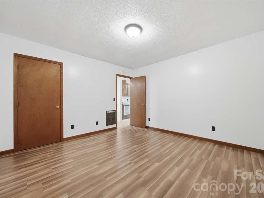 80 Lindsey Lane, Burnsville, NC 28714.  MLS# CAR4425383, YatesRealty ID 51139. 
