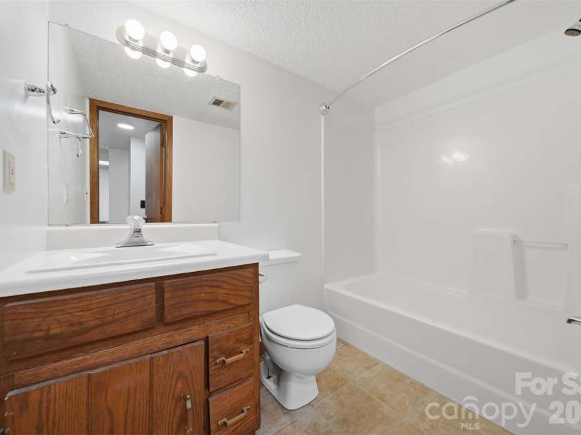80 Lindsey Lane, Burnsville, NC 28714.  MLS# CAR4425383, YatesRealty ID 51139. 