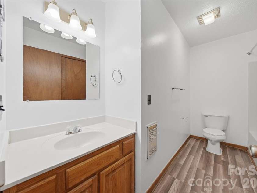 80 Lindsey Lane, Burnsville, NC 28714.  MLS# CAR4425383, YatesRealty ID 51139. 
