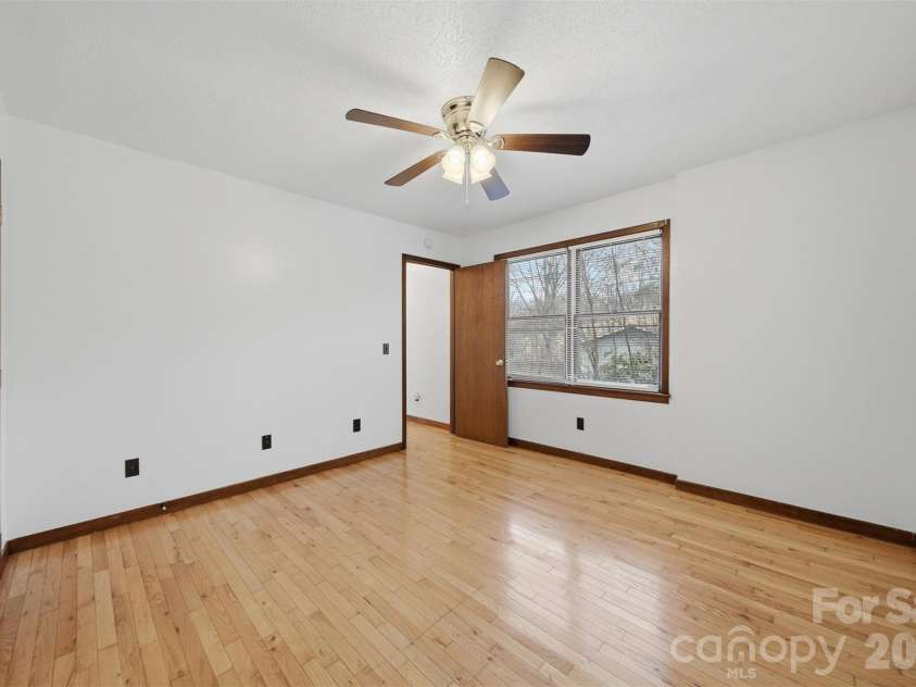 80 Lindsey Lane, Burnsville, NC 28714.  MLS# CAR4425383, YatesRealty ID 51139. 