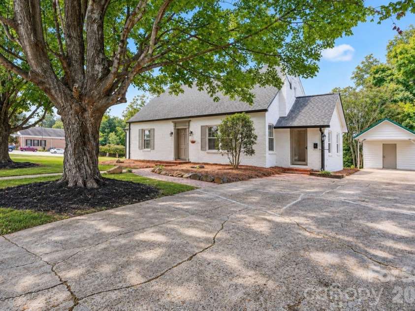 433 Main Street, Mocksville, NC 27028.  MLS# CAR4423506, YatesRealty ID 51141. Mature trees, Parks and sidewalks