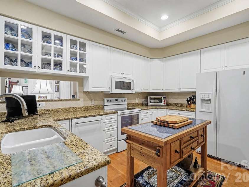 2604 Bellasera Way, Matthews, NC 28105.  MLS# CAR4425096, YatesRealty ID 51142. Kitchen