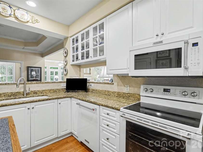 2604 Bellasera Way, Matthews, NC 28105.  MLS# CAR4425096, YatesRealty ID 51142. Kitchen
