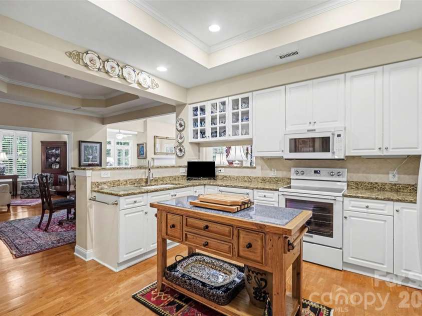 2604 Bellasera Way, Matthews, NC 28105.  MLS# CAR4425096, YatesRealty ID 51142. Kitchen
