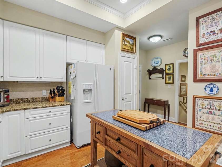 2604 Bellasera Way, Matthews, NC 28105.  MLS# CAR4425096, YatesRealty ID 51142. Kitchen
