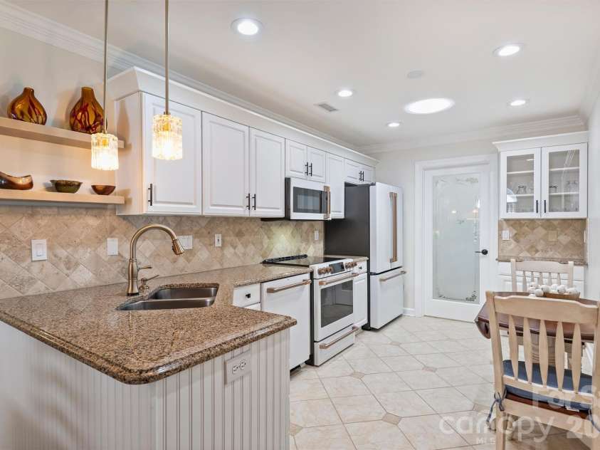 7418 Hurstbourne Green Drive, Charlotte, NC 28277.  MLS# CAR4421004, YatesRealty ID 51158. 