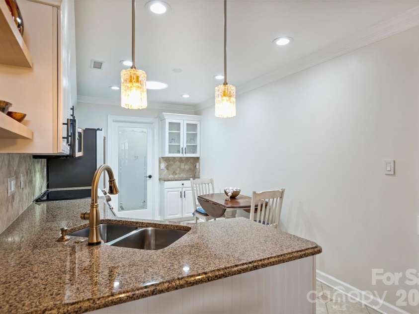 7418 Hurstbourne Green Drive, Charlotte, NC 28277.  MLS# CAR4421004, YatesRealty ID 51158. 