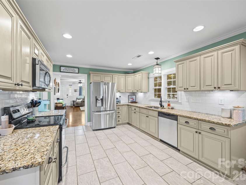 5517 Highway 218 Highway, Monroe, NC 28110.  MLS# CAR4425006, YatesRealty ID 51160. Kitchen