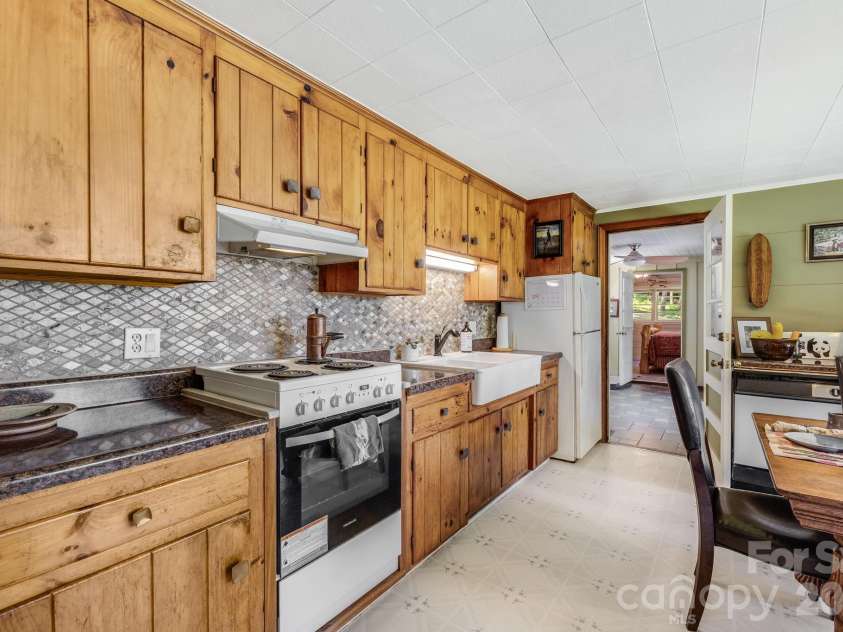 258 Old Homestead Road, Hendersonville, NC 28739.  MLS# CAR4424961, YatesRealty ID 51161. 
