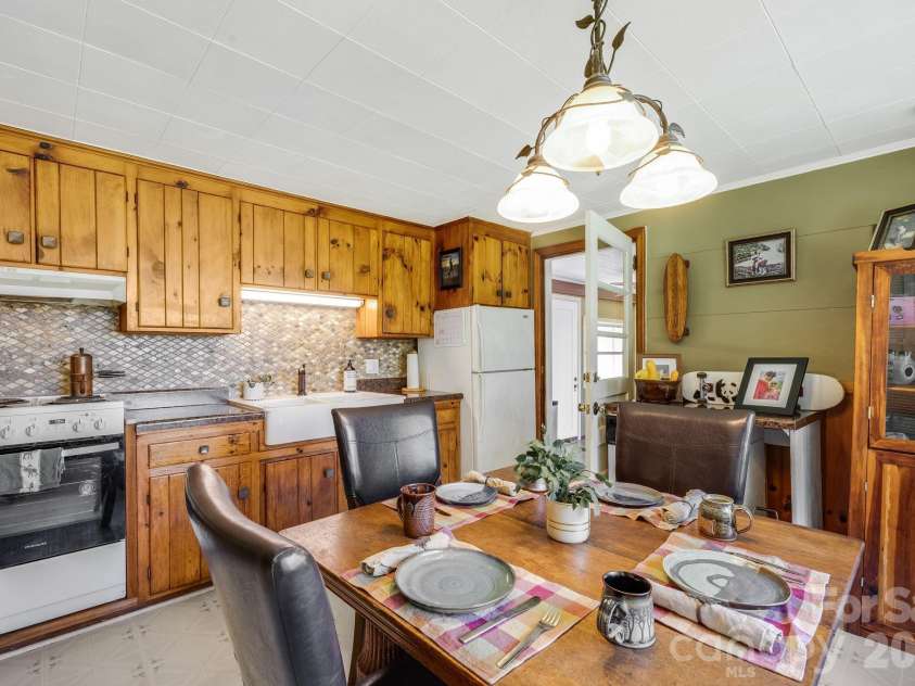 258 Old Homestead Road, Hendersonville, NC 28739.  MLS# CAR4424961, YatesRealty ID 51161. 