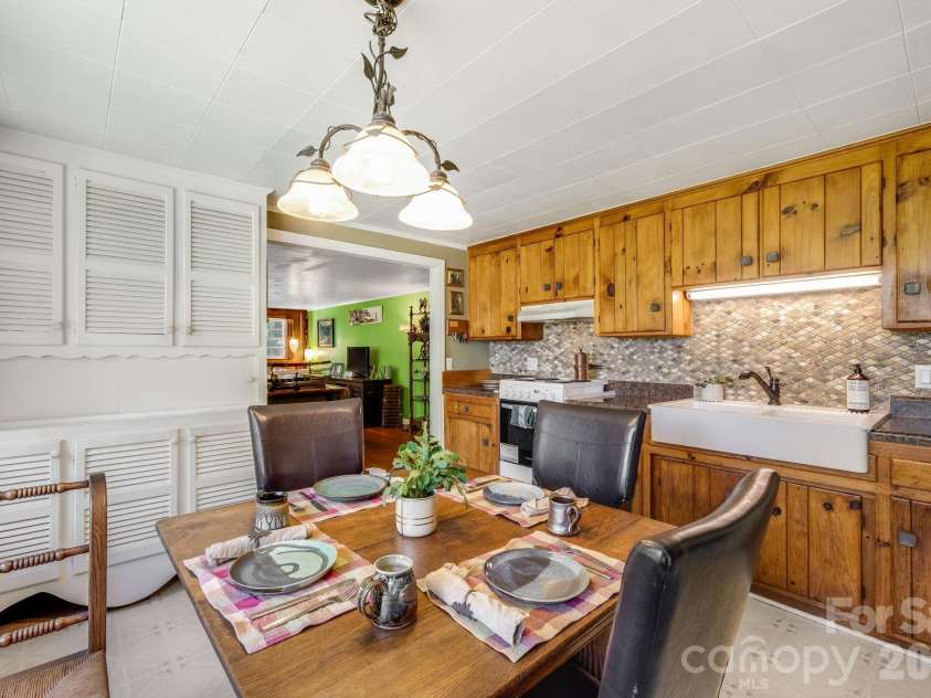 258 Old Homestead Road, Hendersonville, NC 28739.  MLS# CAR4424961, YatesRealty ID 51161. 
