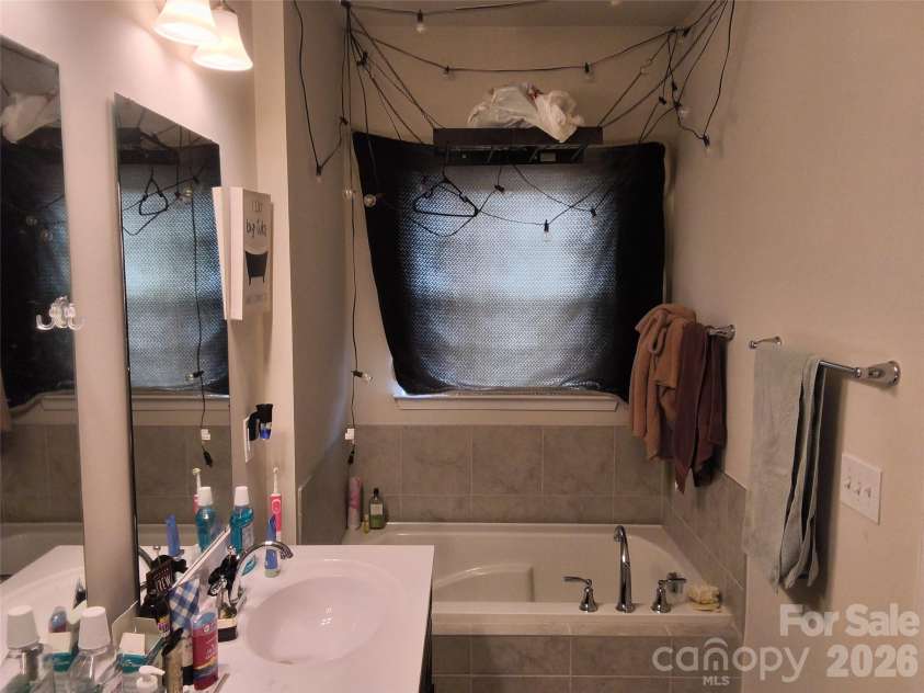 1205 May Apple Drive, Matthews, NC 28104.  MLS# CAR4425216, YatesRealty ID 51165. Primary Bath