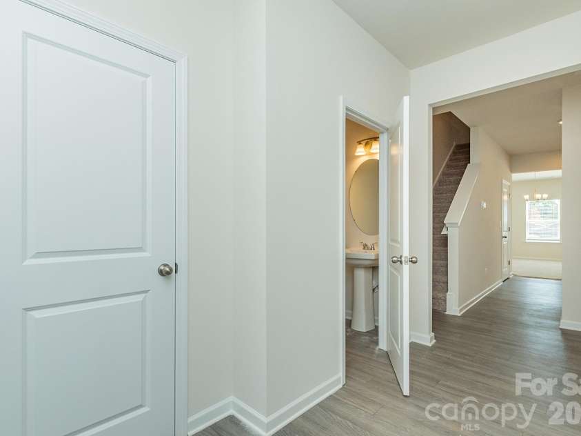 6116 Jasmine Branch Road, Charlotte, NC 28216.  MLS# CAR4425461, YatesRealty ID 51171. Foyer/Entryway