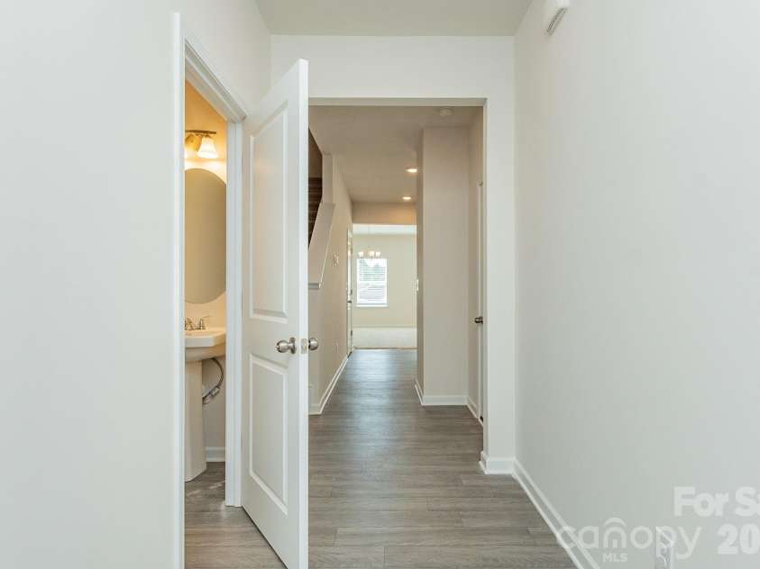 6116 Jasmine Branch Road, Charlotte, NC 28216.  MLS# CAR4425461, YatesRealty ID 51171. Foyer/Entryway